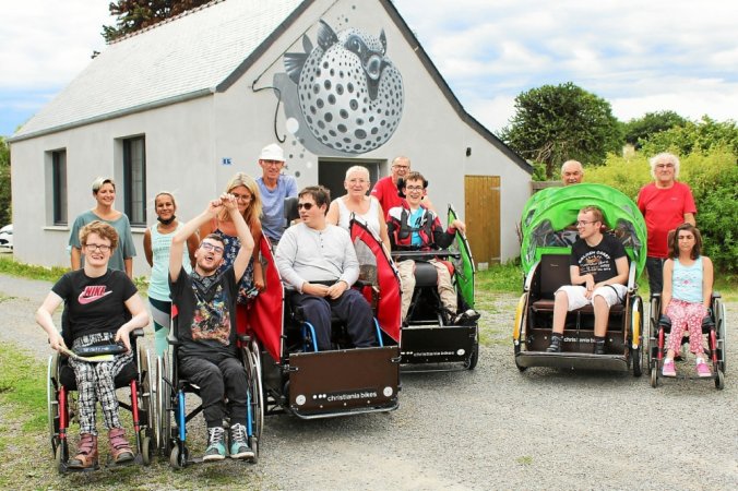 Les jeunes de l’Institut d’éducation motrice de Landerneau ont un large sourire avant de prendre le départ en triporteurs tout comme les éducateurs et bénévoles de l’association Ami Cyclette.